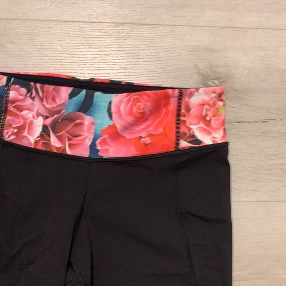 Lululemon Black Capris Women's Size 6 Gather and Crow black floral split‎ back - Picture 3 of 10